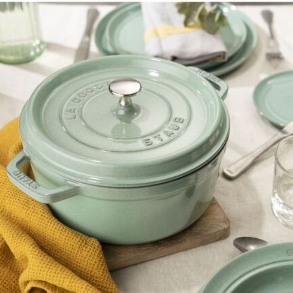 Nồi gang Staub 20cm&nbsp;có màu&nbsp;Xanh Xô thơm Sage duyên dáng kết hợp giữa nghề thủ công truyền thống với chức năng hiện đại để mang đến sự thưởng thức độc đáo.