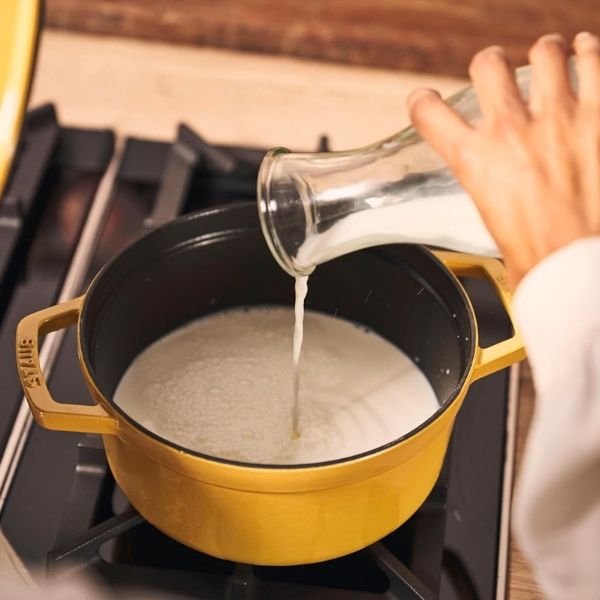 Nồi gang tròn Staub 22cm&nbsp;được làm từ gang dày, một vật liệu cứng có độ bền cao, sau đó được tráng ba lớp men