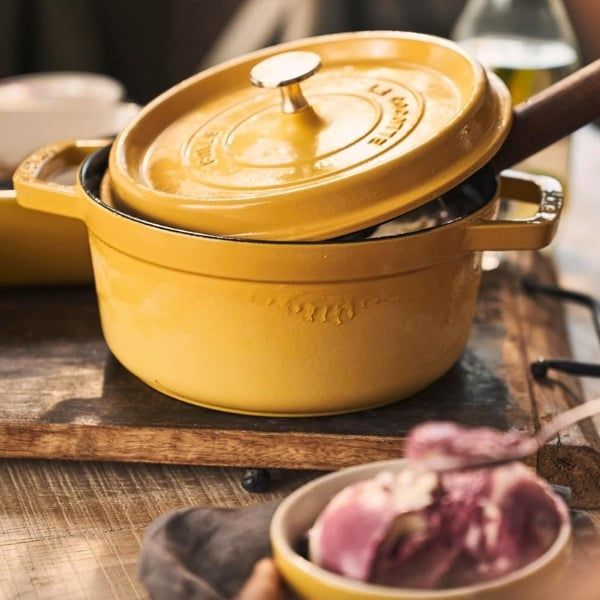 Nồi gang tròn Staub 22cm 2.6L màu vàng chanh Thương hiệu Pháp nổi tiếng về đồ bếp