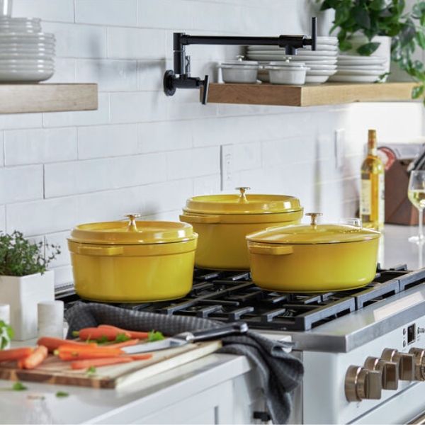 Nồi gang tròn Staub 22cm được thiết kế để truyền qua nhiều thế hệ, chúng có thể chịu được việc sử dụng nhiều trong nhiều thập kỷ trở lên