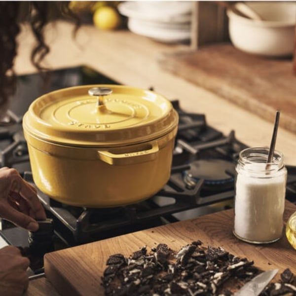 Nồi gang tròn Staub 22cm thích hợp cho tất cả các loại bếp kể cả bếp từ, bộ phận đa năng này giữ nhiệt và độ ẩm một cách tuyệt vời.