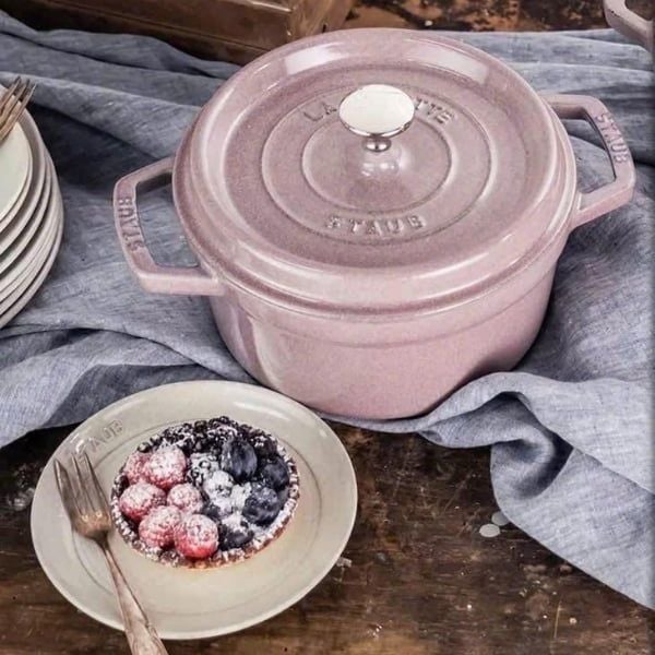 Màu hồng pastel của Nồi gang tròn Staub 24cm Pink Blossom tươi mới và độc đáo