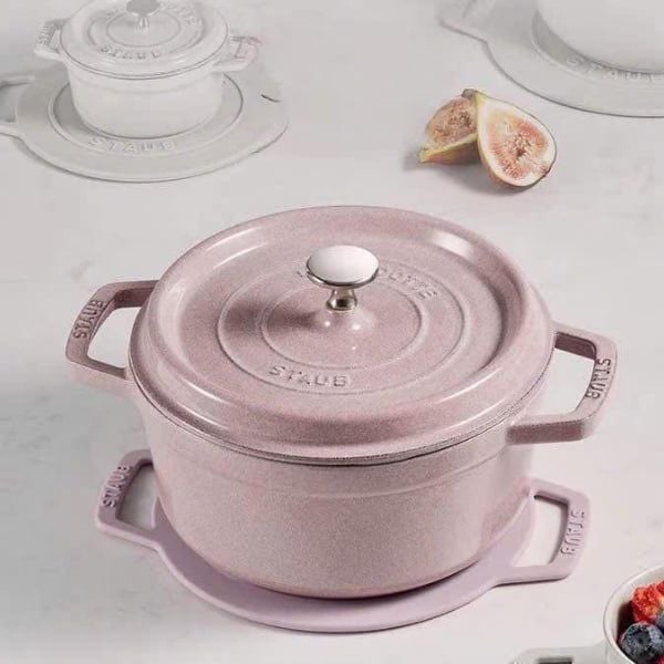Nồi gang tròn Staub 24cm Pink Blossom có khả năng chống trầy xước và chống axit, do đó đảm bảo tuổi thọ lâu dài cho dụng cụ nấu nướng.