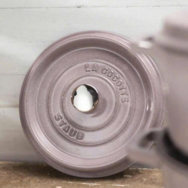 Nồi gang tròn Staub 24cm Pink Blossom giúp giữ hơi nước ngưng tụ bên trong chảo