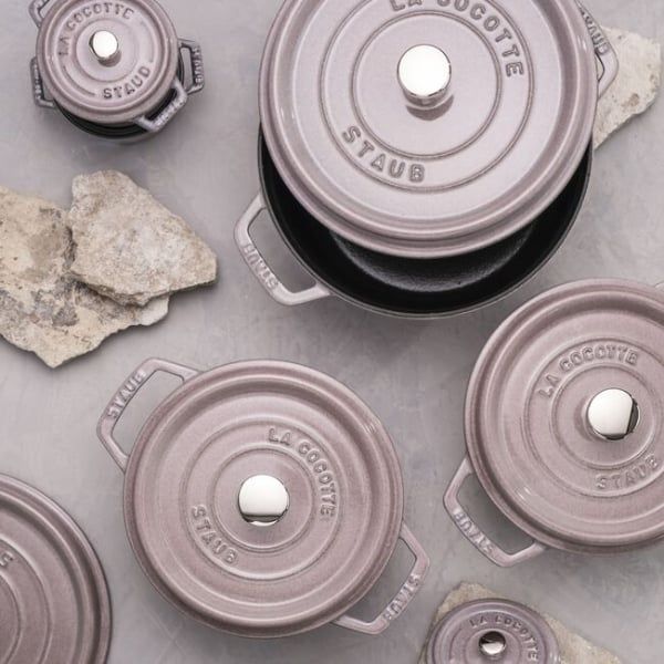 Nồi gang tròn Staub 24cm Pink Blossom có khả năng chống trầy xước và chống axit, do đó đảm bảo tuổi thọ lâu dài cho dụng cụ nấu nướng.