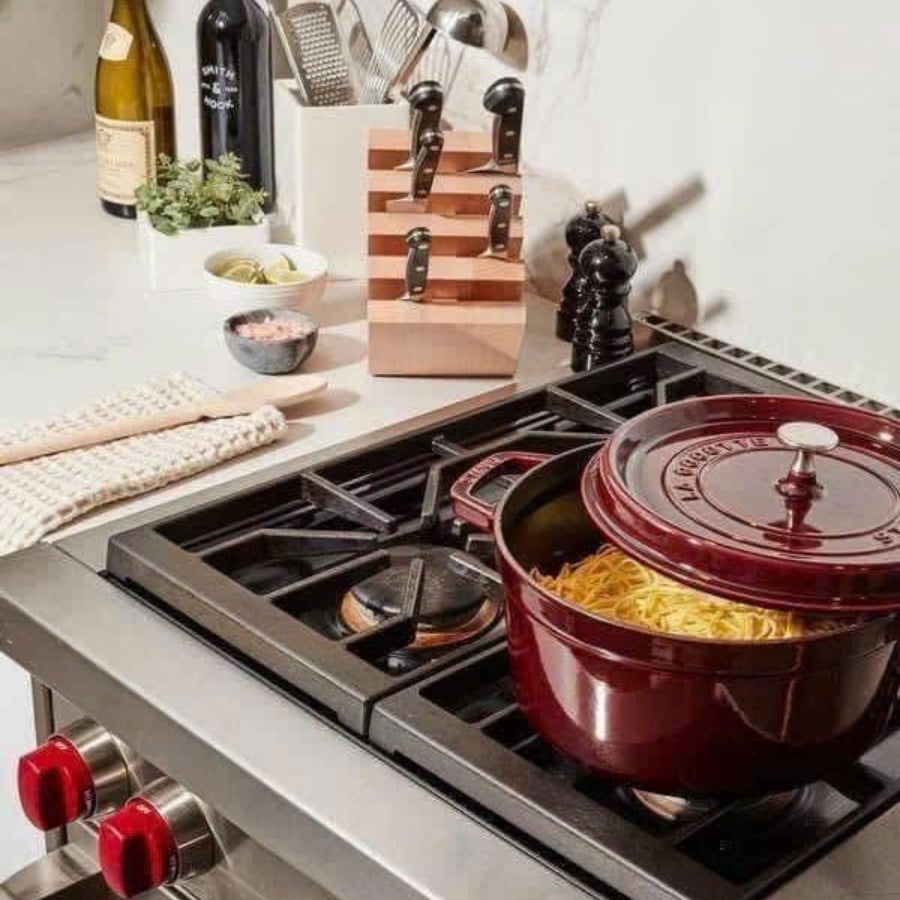 Nồi gang tròn Staub 26cm là thương hiệu nồi gang nhập khẩu dẫn đầu về công nghệ tráng men.
