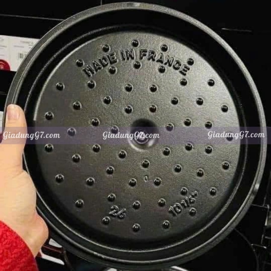 Nồi gang tròn Staub 26cm Nắp tự đục lỗ mưa