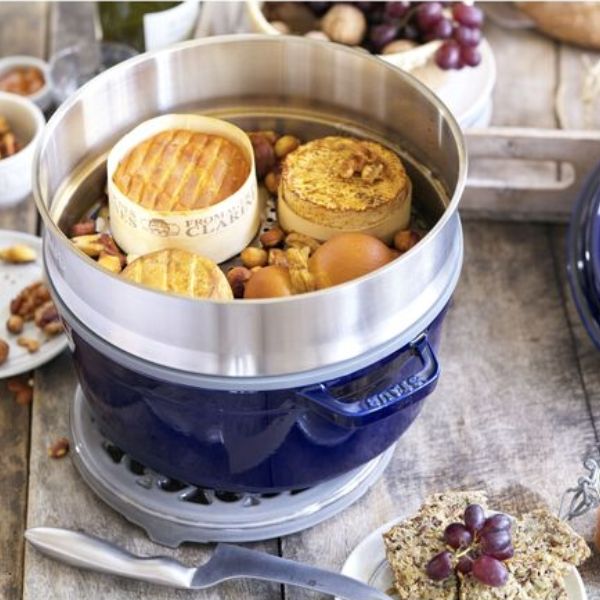 Nồi gang tròn Staub&nbsp;26cm kèm xửng hấp (5,2L)&nbsp;Xanh Dark blue&nbsp;lý tưởng cho 4 đến 5 người, hoàn hảo để chế biến các món hầm, nướng, gia cầm và thậm chí cả bánh mì