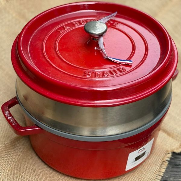 Nồi gang tròn Staub 26cm kèm xửng hấp Dung tích: 5,25 lít Thích hợp cho 4-5 người