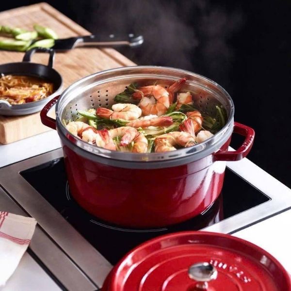 Nồi gang tròn Staub 26cm&nbsp;được làm từ gang dày, một vật liệu cứng có độ bền cao, sau đó được tráng ba lớp men