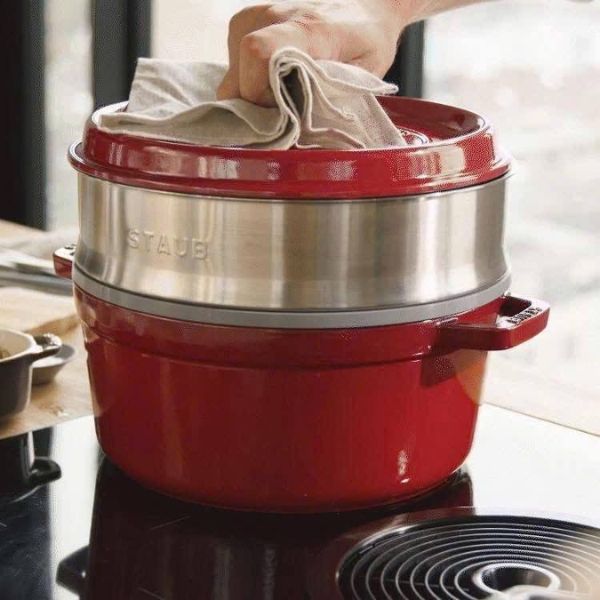 Nồi gang tròn Staub 26cm lý tưởng để áp chảo và nấu chậm thịt, cá hoặc rau củ, bao gồm cả bộ phận xửng hấp
