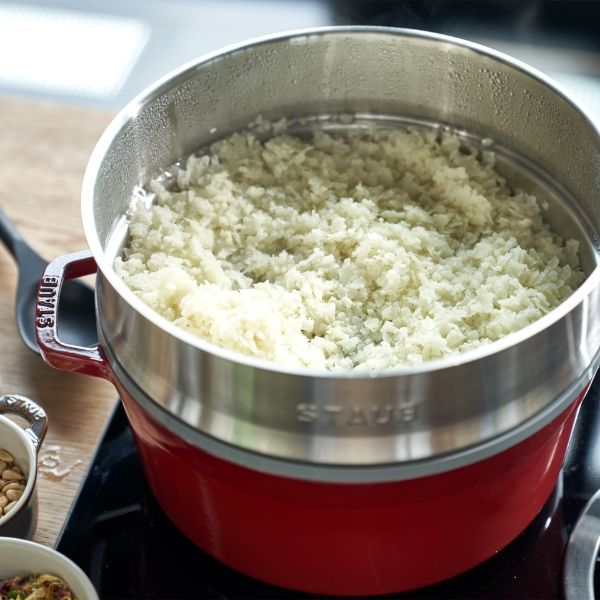 Nồi gang tròn Staub&nbsp;26cm kèm xửng hấp (5,2L)&nbsp;Màu Đỏ&nbsp;lý tưởng cho 4 đến 5 người, hoàn hảo để chế biến các món hầm, nướng, gia cầm và thậm chí cả bánh mì!