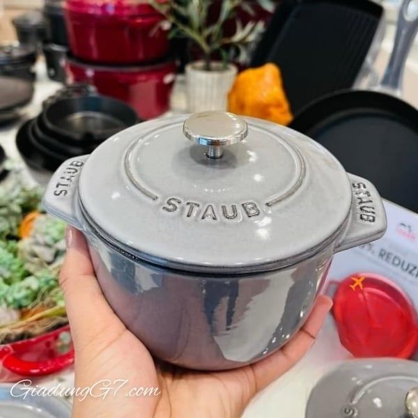 Nồi gang tròn Staub Gohan 12cm 0.75L - Màu Ghi Truffle&nbsp;cổ điển kết hợp kỹ thuật thủ công truyền thống với chức năng hiện đại để mang đến trải nghiệm độc đáo