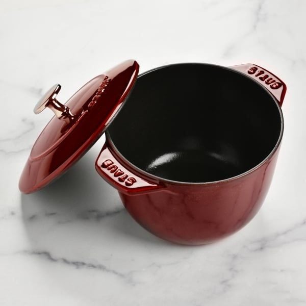 Nồi gang tròn Staub&nbsp;Chistera 16cm 1.75L Nắp nồi&nbsp;có các rãnh nhỏ nhô ra bên trong
