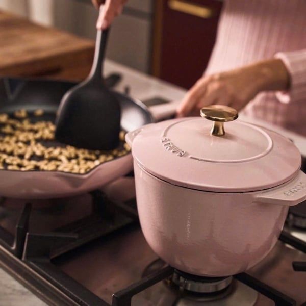 Nồi gang tròn Staub&nbsp;Chistera 16cm 1.75L Thiết kế để tối ưu hoàn hảo trong nấu ăn