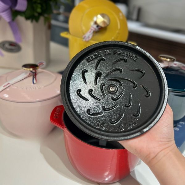 Nồi gang tròn Staub&nbsp;Chistera 16cm 1.75L Kết cấu bằng gang đảm bảo phân bổ nhiệt đều và giữ ẩm tuyệt vời
