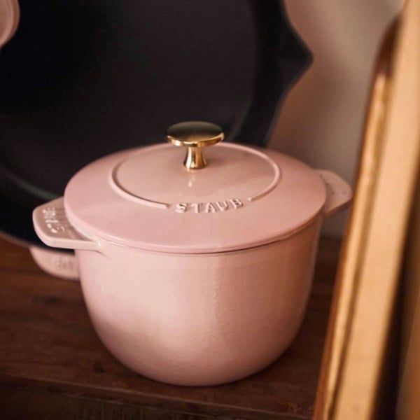 Nồi gang tròn Staub&nbsp;Chistera 16cm 1.75L Kết cấu bằng gang đảm bảo phân bổ nhiệt đều và giữ ẩm tuyệt vời