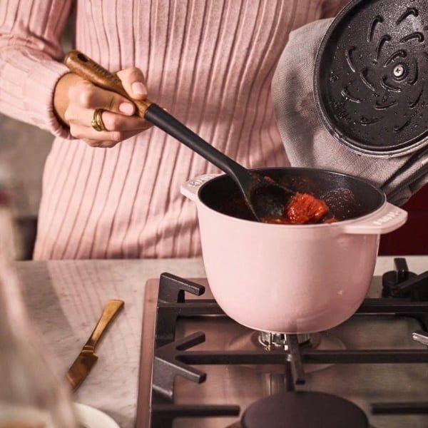 Nồi gang tròn Staub&nbsp;Chistera 16cm 1.75L Đáy tráng men mịn, sử dụng được trên mọi loại bếp, kể cả bếp từ.