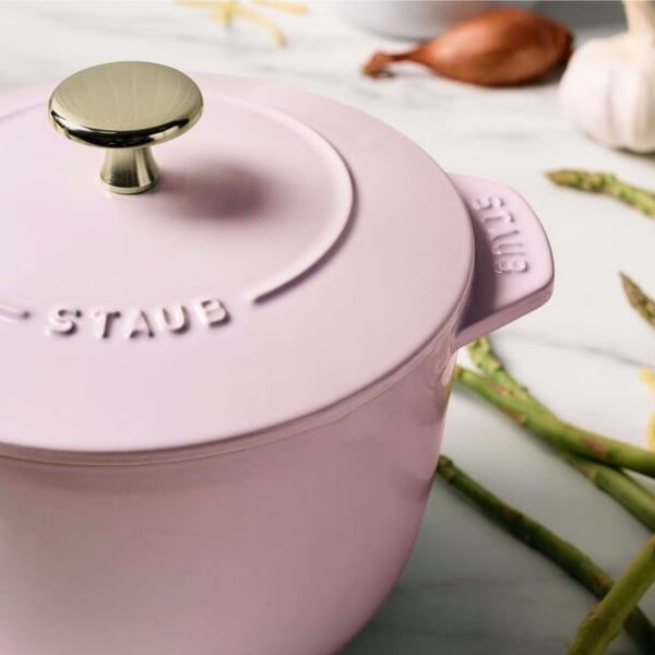 Nồi gang tròn Staub&nbsp;Chistera 16cm 1.75L Đáy tráng men mịn, sử dụng được trên mọi loại bếp, kể cả bếp từ.