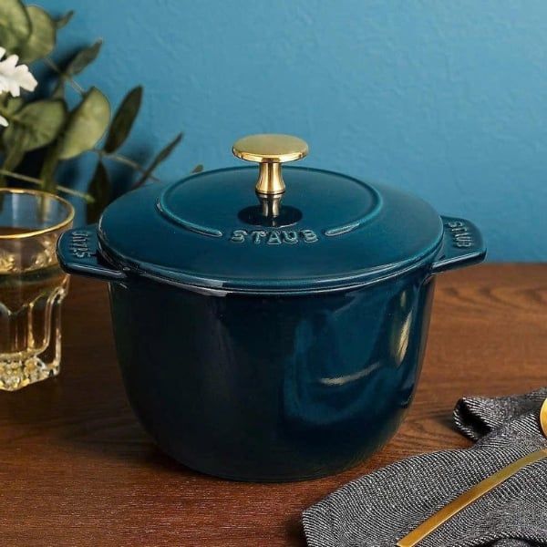 Nồi gang tròn Staub Chistera 16cm 1.75L - Màu xanh Lamer được làm từ gang đúc chất lượng cao