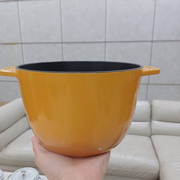 Nồi gang tròn Staub Chistera 16cm 1.75L Kết cấu bằng gang đảm bảo phân bổ nhiệt đều và giữ ẩm tuyệt vời