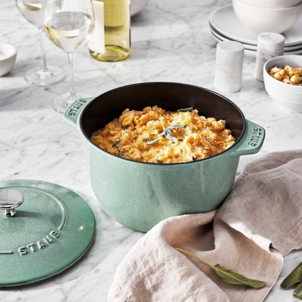 Nồi gang tròn Staub&nbsp;Chistera 16cm 1.75L - Màu Xanh xô thơm Thích hợp sử dụng trên mọi loại bếp, kể cả bếp từ