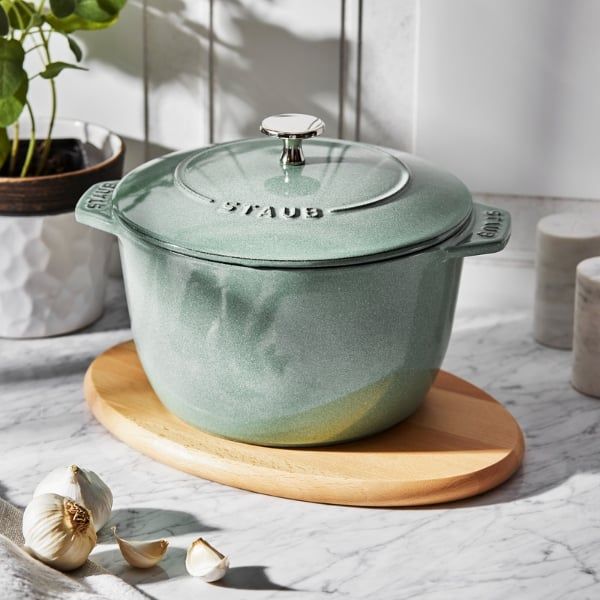 Nồi gang tròn Staub&nbsp;Chistera 16cm 1.75L - Màu Xanh xô thơm&nbsp;được làm từ gang đúc chất lượng cao, chống trầy xước và sứt mẻ tốt,&nbsp;dễ vệ sinh và có tuổi thọ cao.