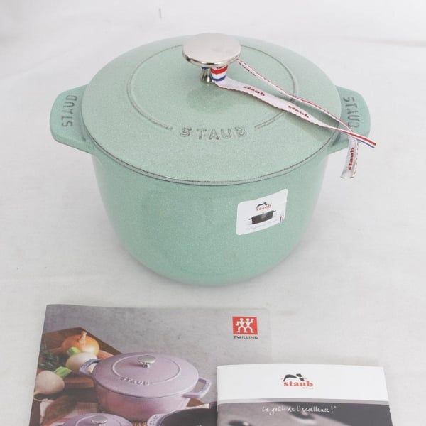 Nồi gang tròn Staub&nbsp;Chistera 16cm 1.75L Kết cấu bằng gang đảm bảo phân bổ nhiệt đều và giữ ẩm tuyệt vời