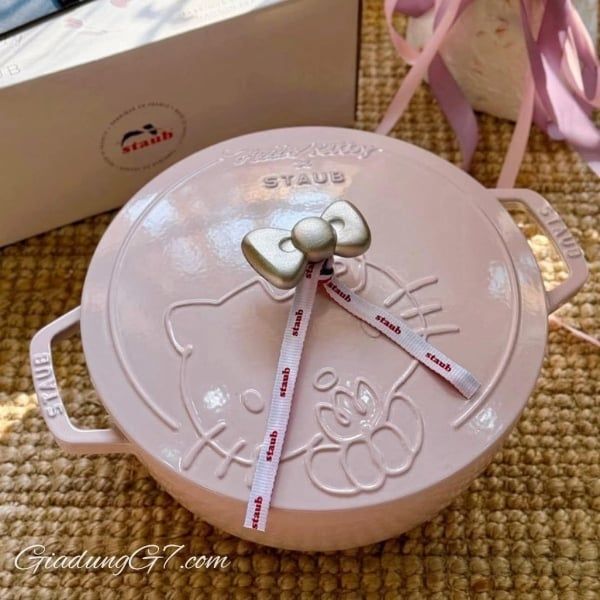 Nồi gang tròn Staub Hello Kitty Limited 20cm - Màu hồng - Thương hiệu đồ dùng tráng men gang Pháp STAUB hợp tác với nhân vật nổi tiếng thế giới Hello Kitty