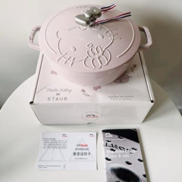 Nồi gang tròn Staub Hello Kitty Limited 20cm - Màu hồng - Thương hiệu đồ dùng tráng men gang Pháp STAUB hợp tác với nhân vật nổi tiếng thế giới Hello Kitty