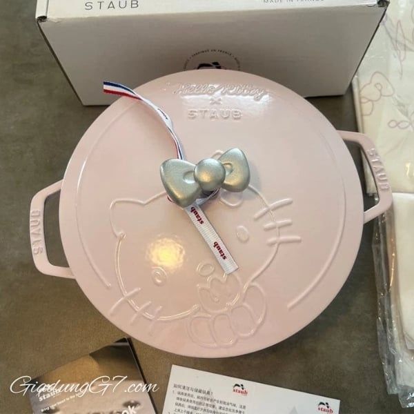 Nồi gang tròn Staub Hello Kitty Limited 20cm - Màu hồng - Thương hiệu đồ dùng tráng men gang Pháp STAUB hợp tác với nhân vật nổi tiếng thế giới Hello Kitty