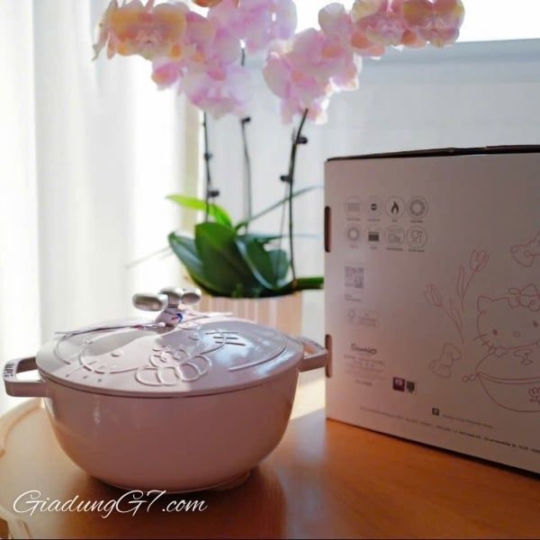 noi-gang-tron-staub-hello-kitty-limited-24cm