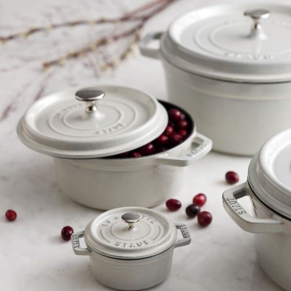 Nồi gang tròn Staub&nbsp;có màu trắng sữa&nbsp;duyên dáng kết hợp giữa nghề thủ công truyền thống với chức năng hiện đại để mang đến sự thưởng thức độc đáo