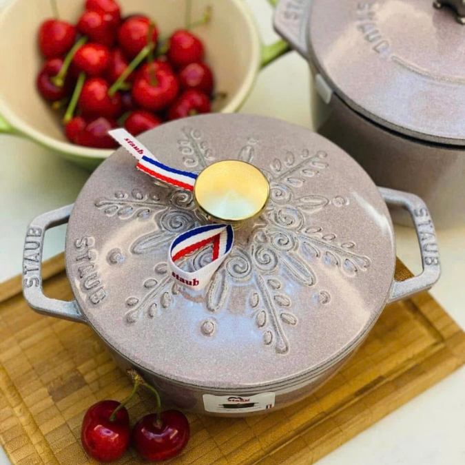 Nồi gang tròn Staub Snowflake Winter 16cm 1.1L với thiết kế nắp họa tiết bông tuyết