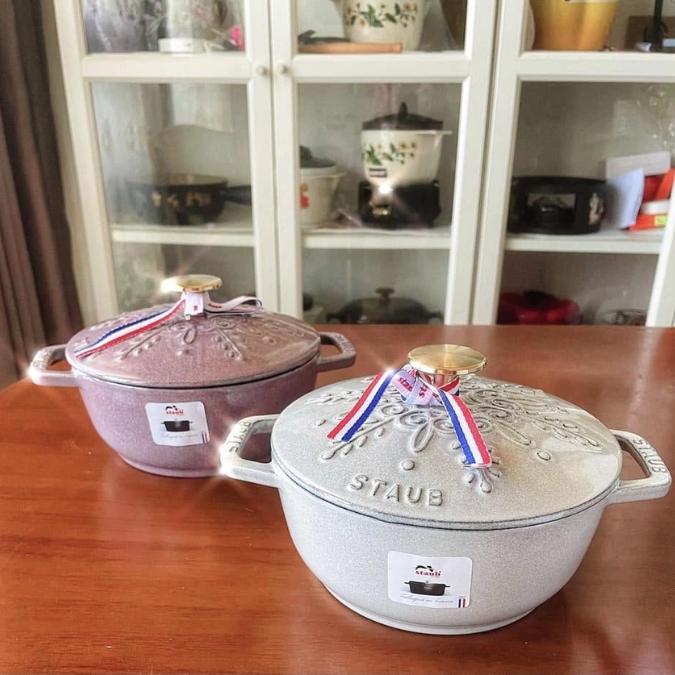 Nồi gang tròn Staub Snowflake Winter 16cm 1.1L trưng bày trong tủ bếp sang trọng