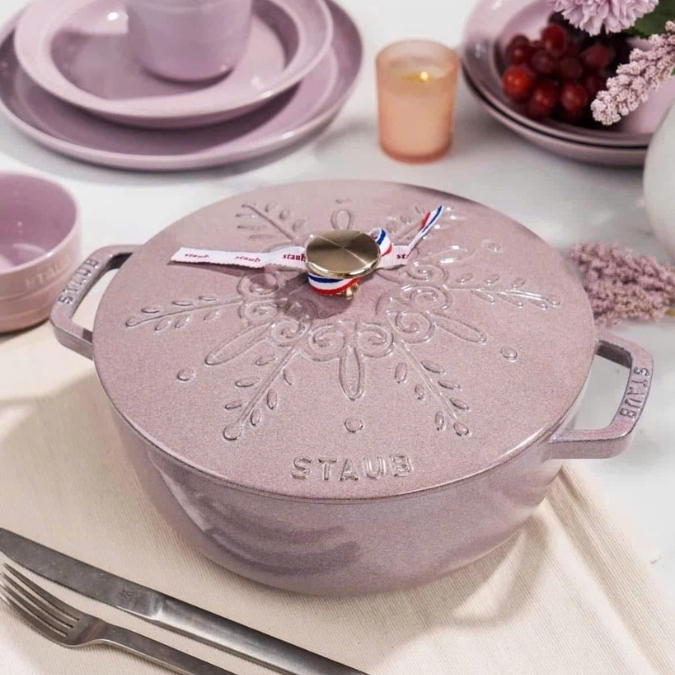 Nồi gang tròn Staub Snowflake Winter 16cm 1.1L màu tím trong không gian bàn ăn