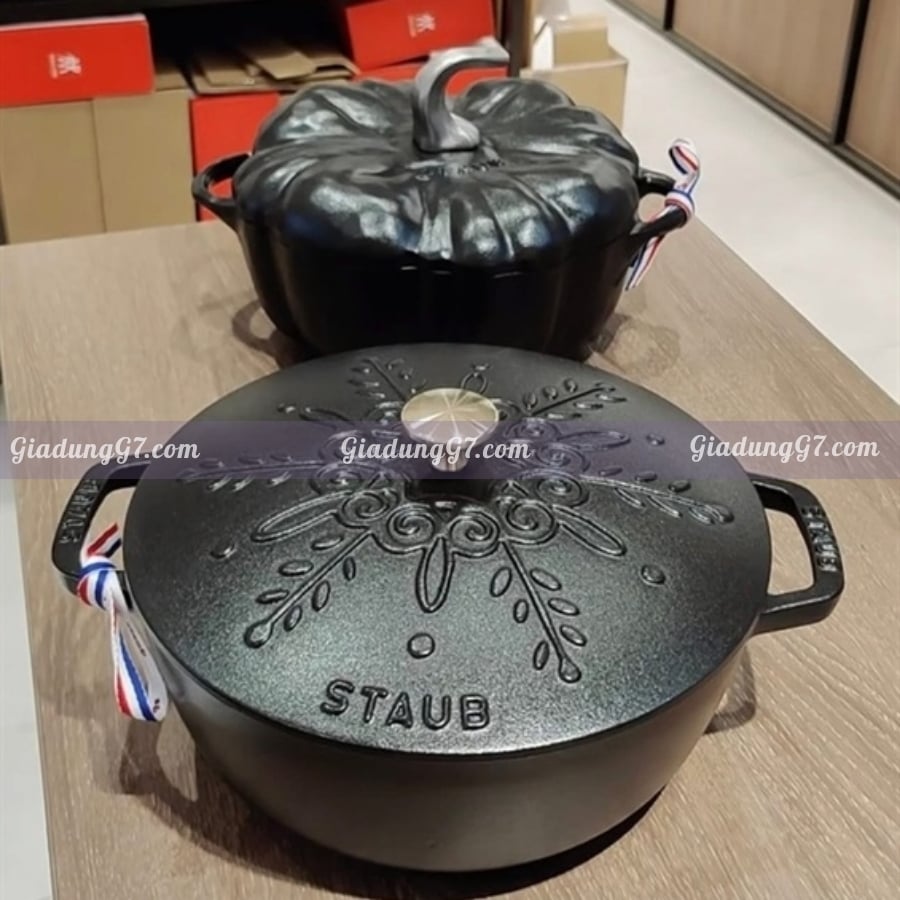 Nồi gang Staub Snowflake Winter 24cm&nbsp;Sự Kết Hợp Hoàn Hảo Giữa Thiết Kế Tinh Tế và Hiệu Suất Nấu Nướng Vượt Trội