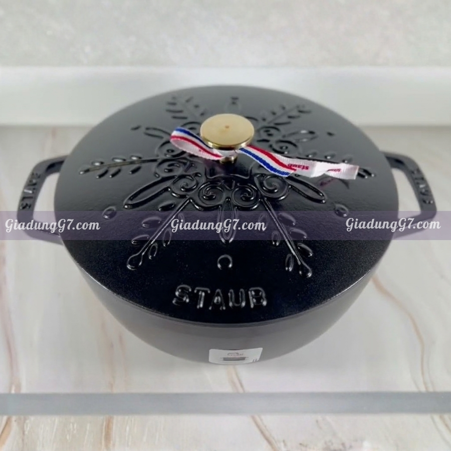Nồi gang Staub Snowflake Winter 24cm&nbsp;kiểu Pháp với nắp hình bông tuyết là một vật dụng tuyệt đẹp để tạo không khí mùa đông