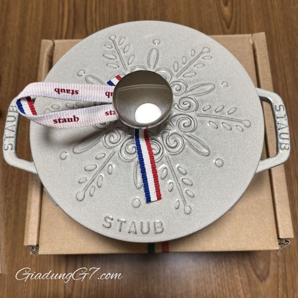 Nồi gang tròn Staub Snowflake Winter 24cm&nbsp;Sự Kết Hợp Hoàn Hảo Giữa Thiết Kế Tinh Tế và Hiệu Suất Nấu Nướng Vượt Trội