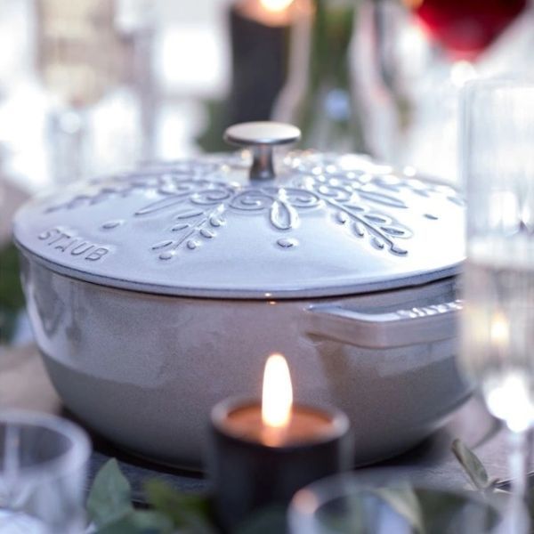 Nồi gang tròn Staub Snowflake Winter 24cm&nbsp;Lựa Chọn Hoàn Hảo Cho Mọi Bữa Ăn