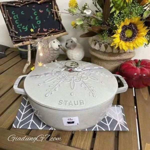 Nồi gang tròn Staub Snowflake Winter 24cm&nbsp;kiểu Pháp với nắp hình bông tuyết là một vật dụng tuyệt đẹp để tạo không khí mùa đông