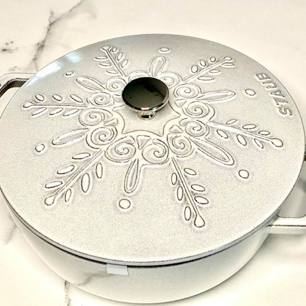 Nồi gang tròn Staub Snowflake Winter 24cm&nbsp;Thiết kế nắp cấu trúc giọt Chistera mới