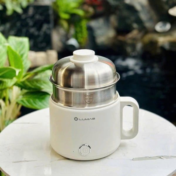 Nồi lẩu điện Lumias LM-PM606&nbsp;dung tích 1.6L mang đến vẻ đẹp hiện đại và tinh gọn cho gian bếp nhờ thiết kế nhỏ nhắn, thanh lịch