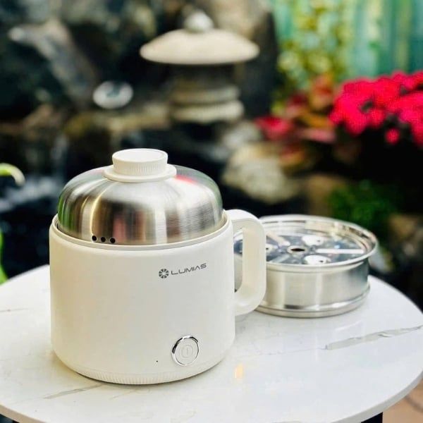 Nồi lẩu điện Lumias LM-PM606&nbsp;dung tích 1.6L mang đến vẻ đẹp hiện đại và tinh gọn cho gian bếp nhờ thiết kế nhỏ nhắn, thanh lịch