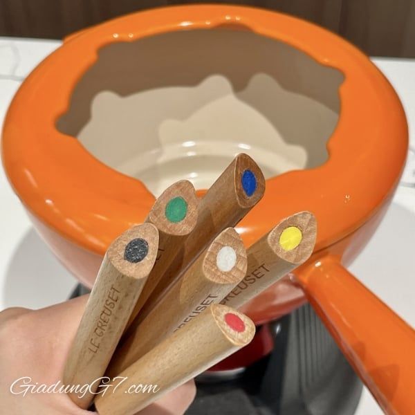 Nồi lẩu Le Creuset Volcanique Flame 20cm 2L Được chế tạo bằng gang tráng men