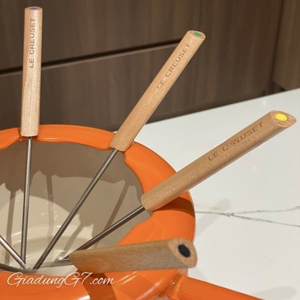 Nồi lẩu Le Creuset Volcanique Flame 20cm 2L Được chế tạo bằng gang tráng men