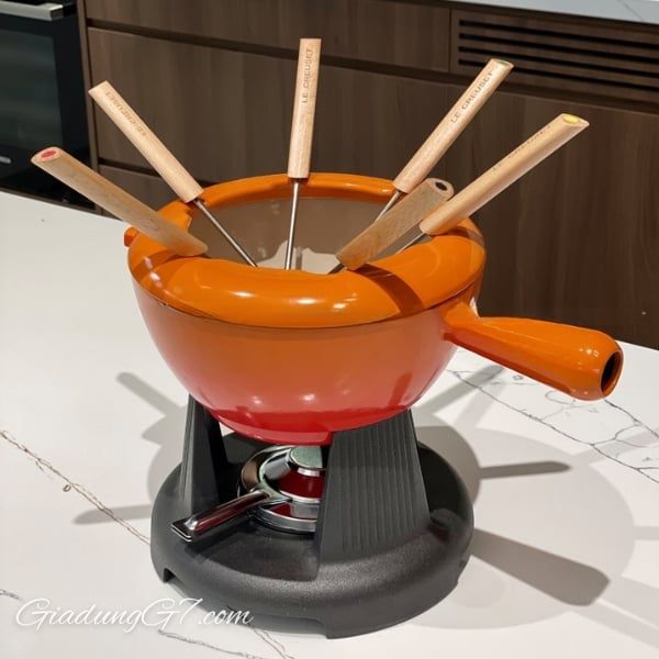 Nồi lẩu Le Creuset Volcanique Flame 20cm 2L được phủ một lớp men sứ bền bỉ giúp truyền nhiệt chậm và đều, chống cháy xém.