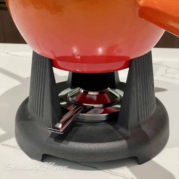 Nồi lẩu Le Creuset Volcanique Flame 20cm 2L với Chân đế chắc chắn giữ nồi ở độ cao lý tưởng phía trên đầu đốt (không bao gồm nhiên liệu).