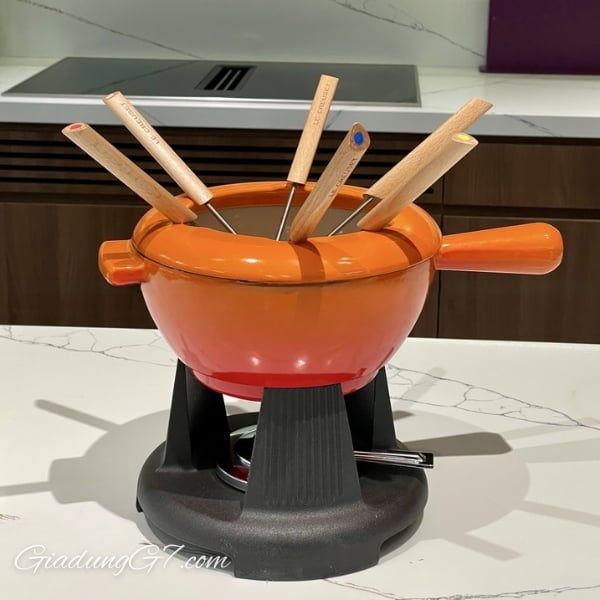 Nồi lẩu Le Creuset Volcanique Flame 20cm 2L Được chế tạo bằng gang tráng men
