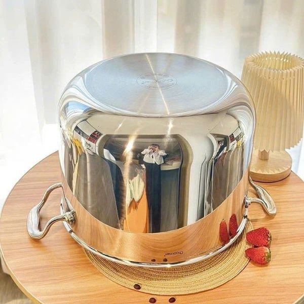 Nồi luộc gà Chockmen 32cm 17L Cấu tạo 3 lớp nguyên khối : lớp trong cùng tiếp xúc thực phẩm là inox18/10